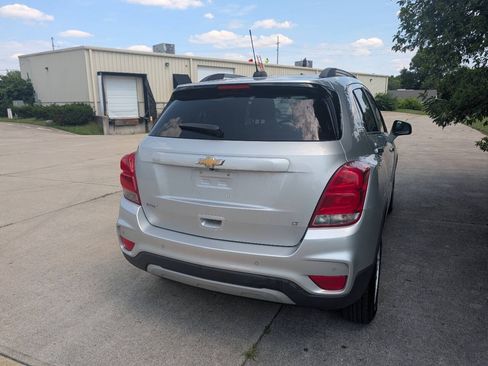 Used 2017 Chevrolet Trax LT w/ Driver Confidence Package FWD image 2