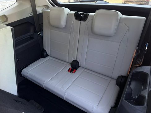 Used 2018 Volkswagen Tiguan SE FWD image 19