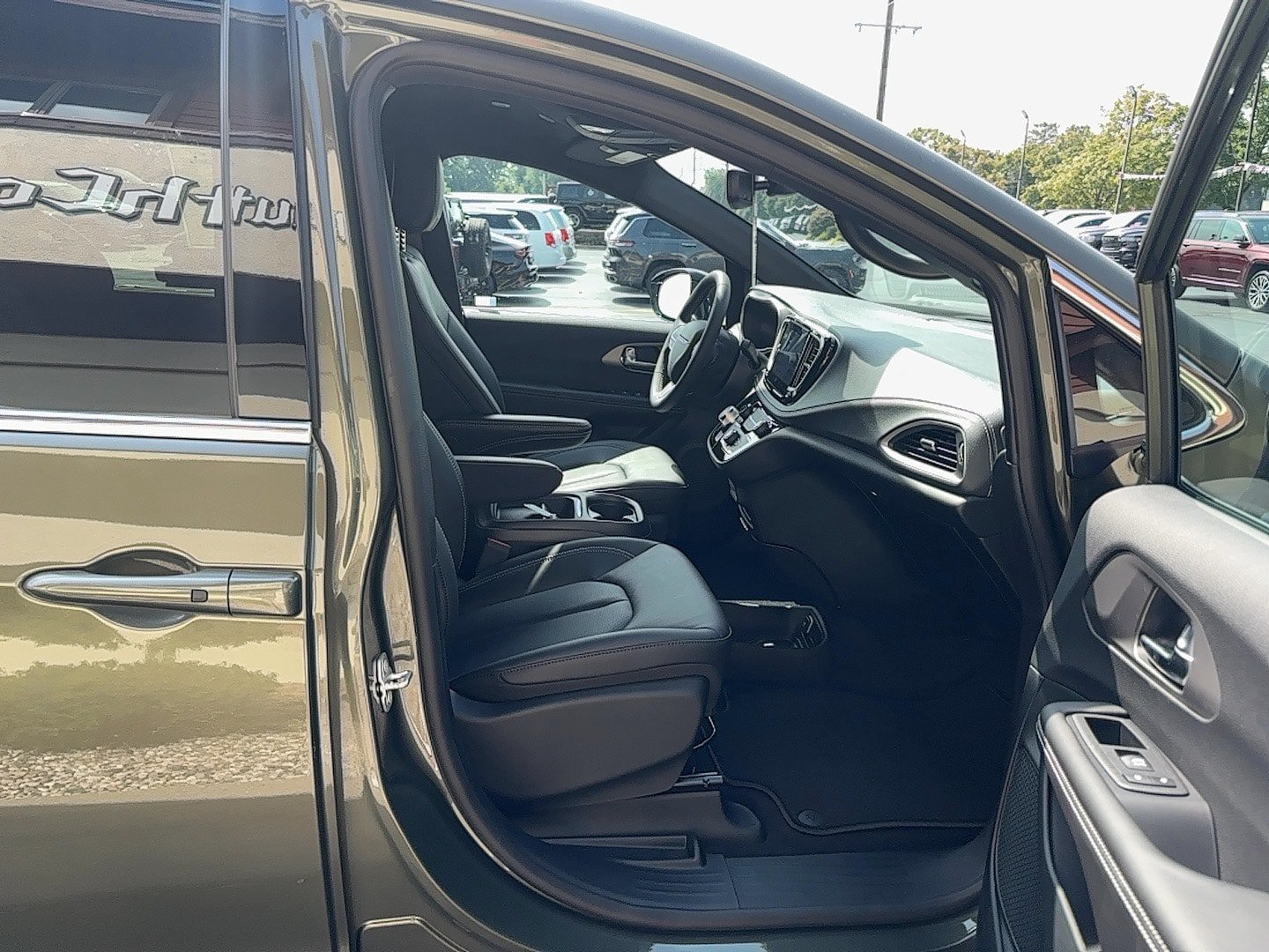 New 2027 Chrysler Pacifica Select AWD/4WD image 6
