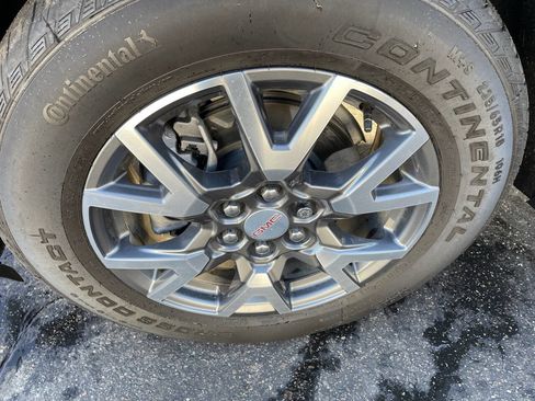 Used 2023 GMC Acadia SLT w/ Preferred Package image 13