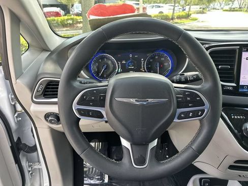 Used 2024 Chrysler Pacifica Touring-L FWD image 14