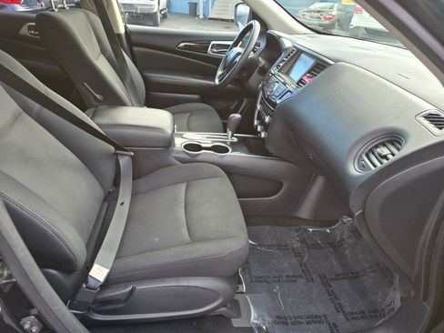 Used 2019 Nissan Pathfinder S image 11
