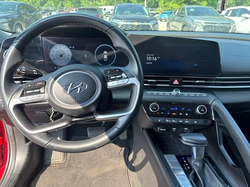 Used 2023 Hyundai Elantra Limited w/ Preferred Accessory Package FWD image 11