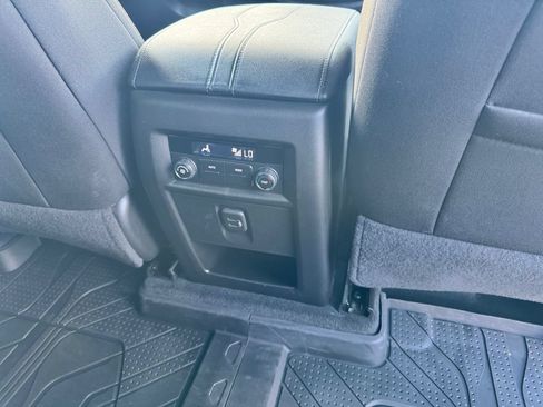 Used 2023 Chevrolet Traverse LT FWD image 15