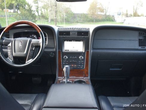 Used 2017 Lincoln Navigator Select AWD/4WD image 18