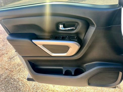 Used 2019 Nissan Titan SV w/ SV Convenience Package RWD image 30