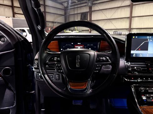 Used 2019 Lincoln Navigator Select w/ Technology Package RWD image 31