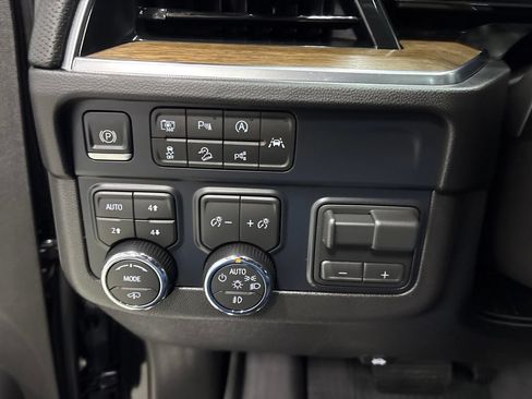 Used 2026 Chevrolet Suburban High Country AWD/4WD image 24