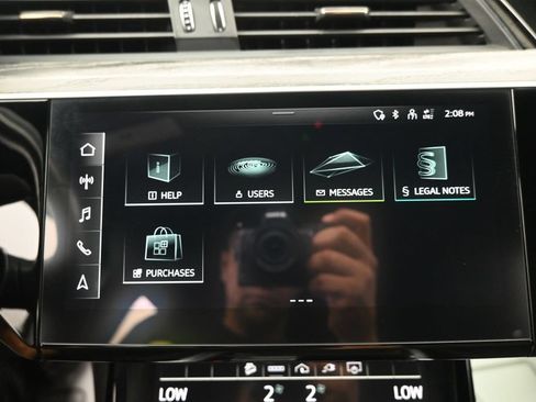 Used 2022 Audi e-tron Premium Plus w/ Premium Plus Package AWD/4WD image 14