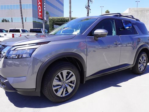 Used 2025 Nissan Pathfinder SV FWD image 4