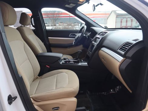 Used 2017 Ford Explorer XLT image 35