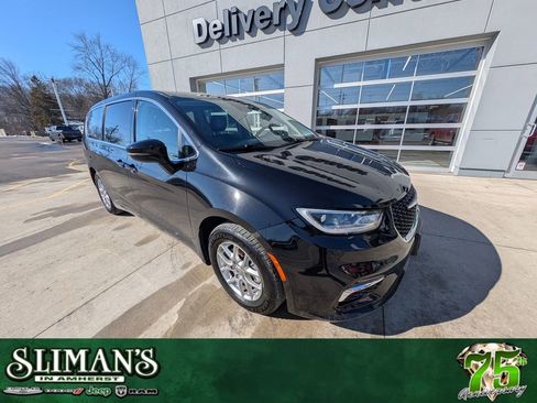 Used 2024 Chrysler Pacifica Touring-L image 1