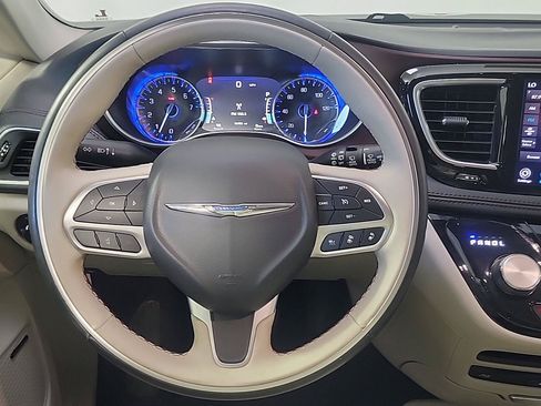 Used 2019 Chrysler Pacifica Limited FWD image 24