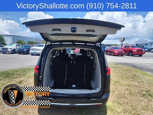 Certified 2024 Chrysler Pacifica Limited FWD image 30