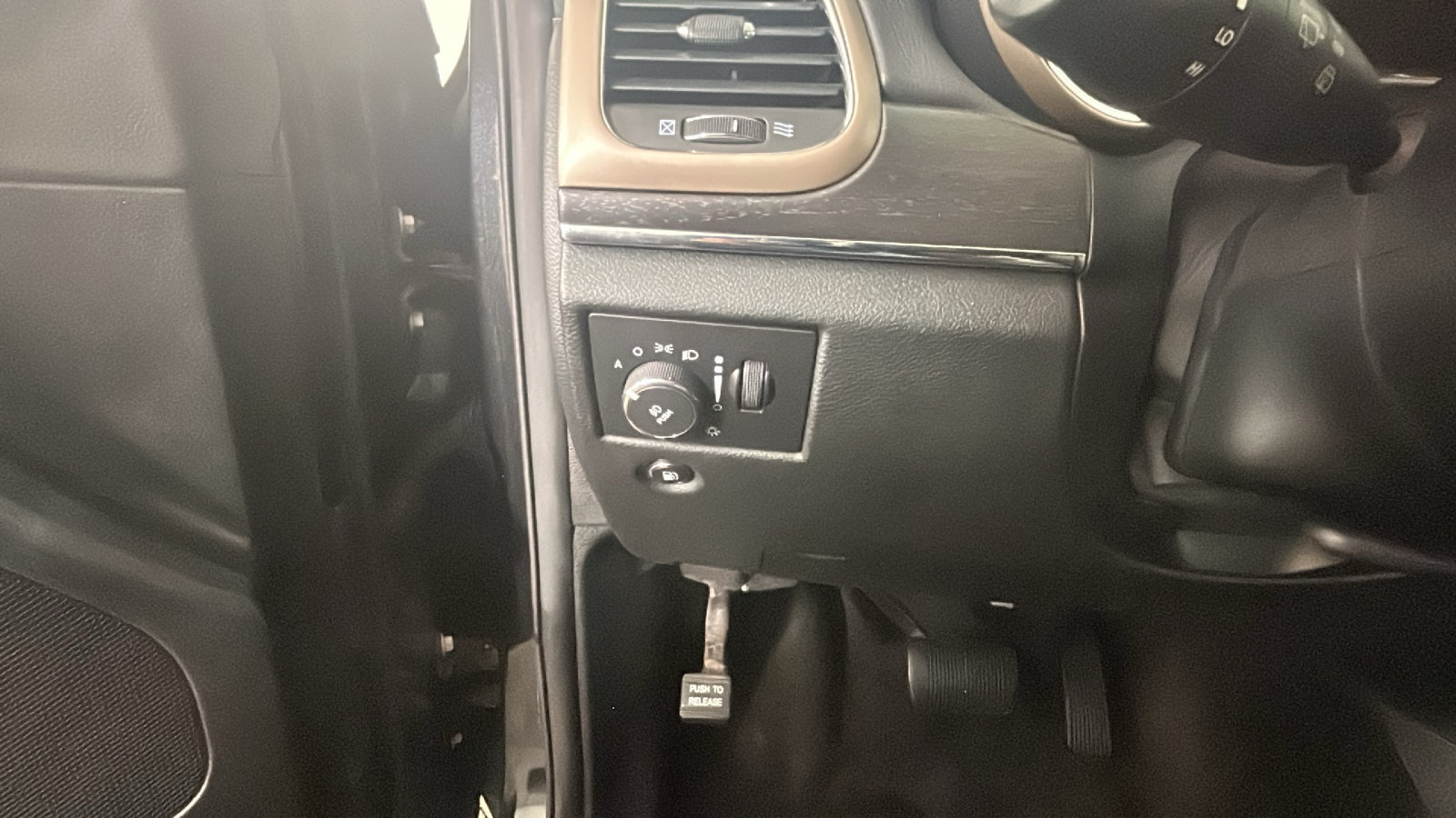 Used 2015 Jeep Grand Cherokee Limited w/ Trailer Tow Group IV AWD/4WD image 22