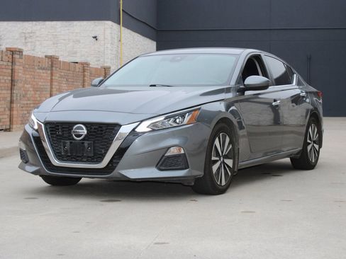 Used 2021 Nissan Altima 2.5 SV image 2