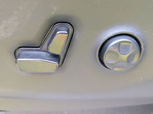 Used 2023 Chrysler Pacifica Touring-L FWD image 21