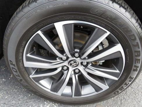 Used 2022 Toyota Venza LE image 27