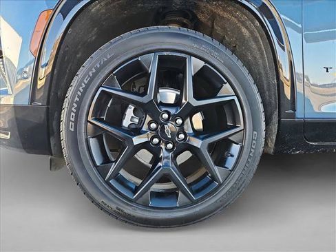 Used 2025 Chevrolet Traverse RS image 27