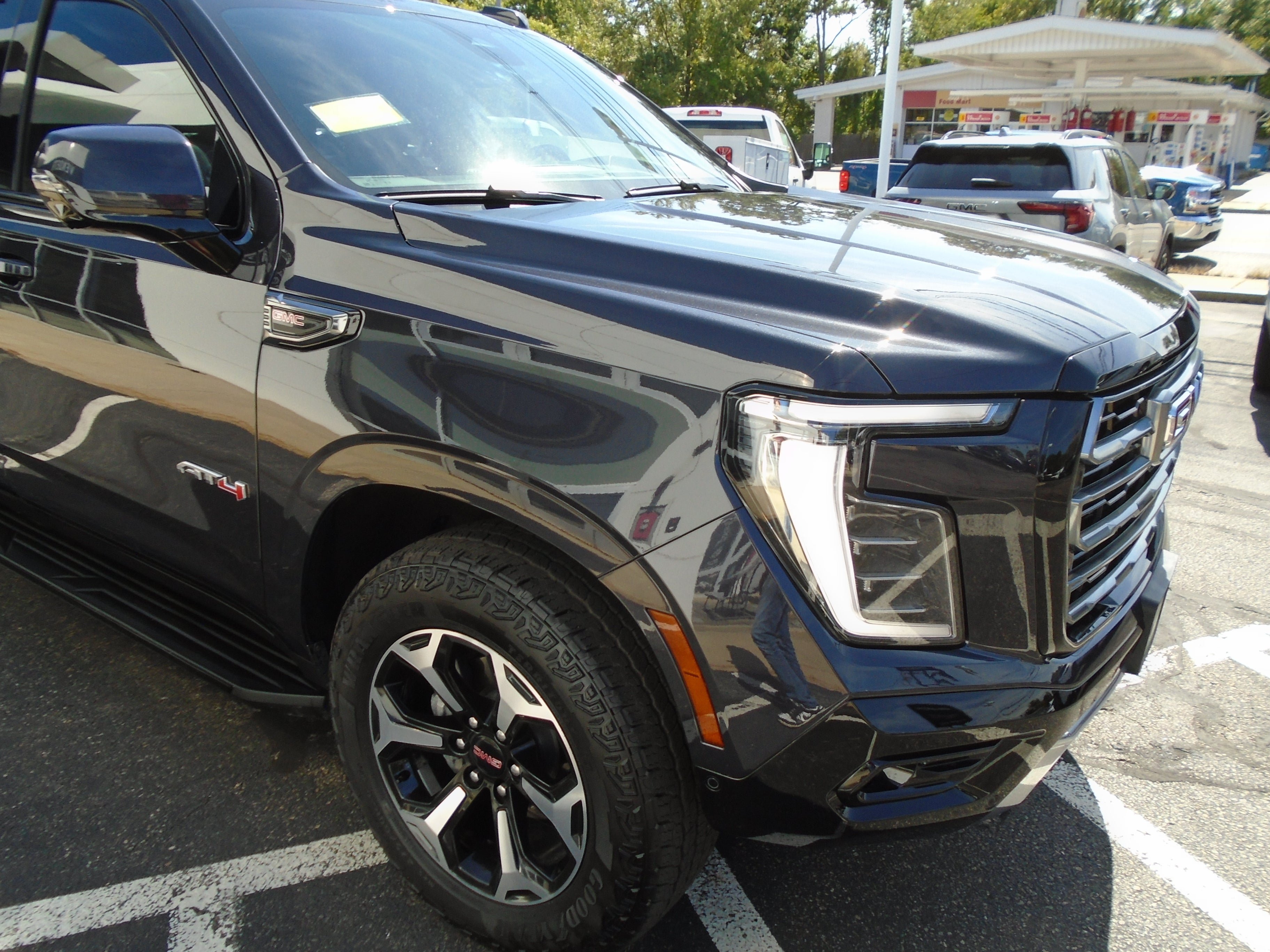 Used 2025 GMC Yukon AT4 AWD/4WD image 12