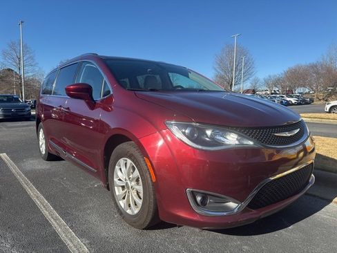 Used 2019 Chrysler Pacifica Touring-L image 2