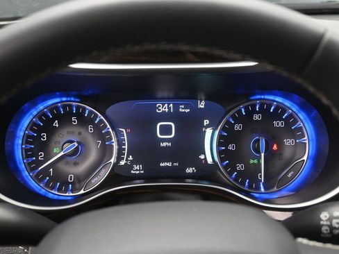 Used 2023 Chrysler Pacifica Limited FWD image 13