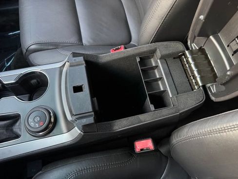 Used 2015 Ford Explorer XLT w/ Equipment Group 202B AWD/4WD image 22
