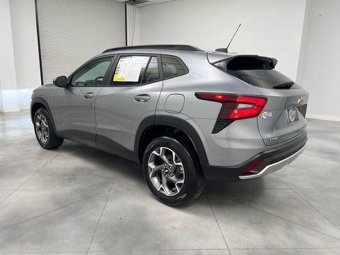 Used 2025 Chevrolet Trax LT w/ LT Convenience Package FWD image 5