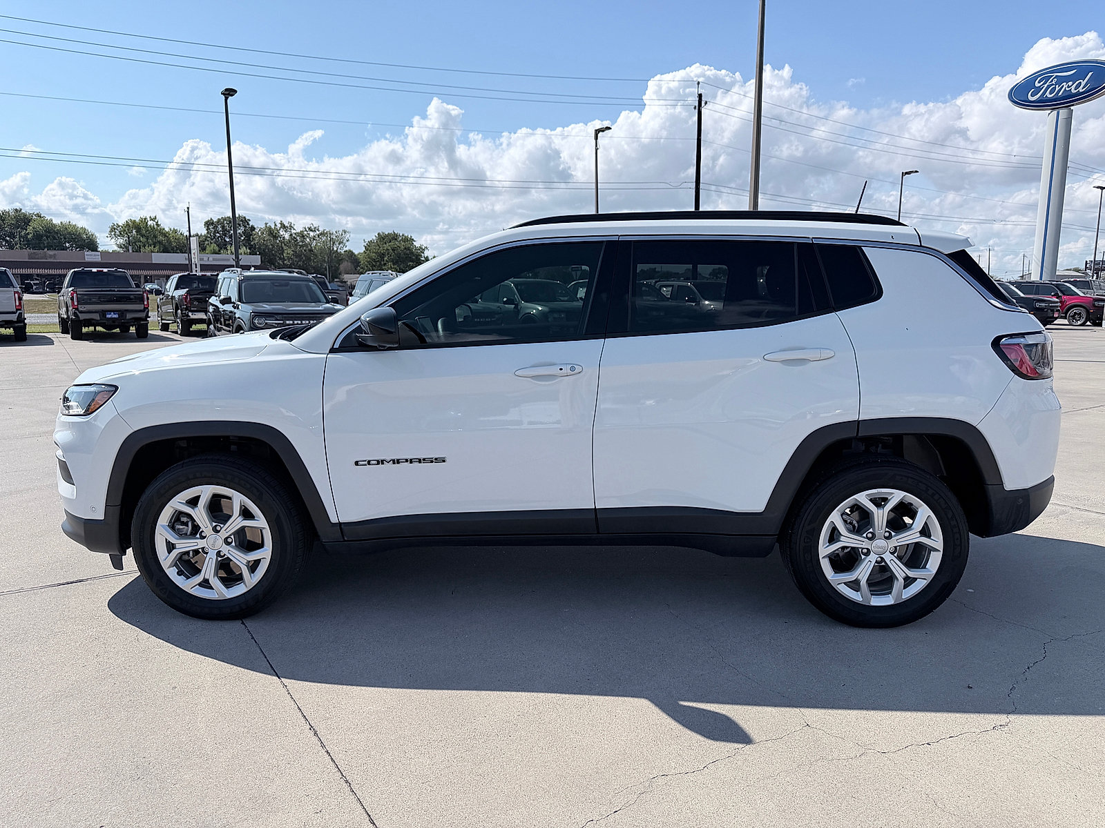 Used 2024 Jeep Compass Latitude w/ Convenience Group AWD/4WD image 4