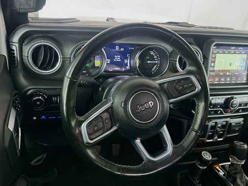 Used 2022 Jeep Wrangler Sahara w/ Cold Weather Group image 18