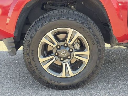 Used 2018 Toyota Tacoma TRD Sport w/ Technology Package image 10