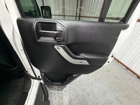 Used 2017 Jeep Wrangler Unlimited Rubicon w/ Connectivity Group AWD/4WD image 13