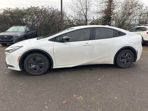 Used 2025 Toyota Prius LE image 11