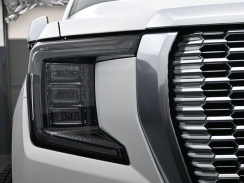 Used 2022 GMC Yukon Denali w/ Denali Premium Package image 10