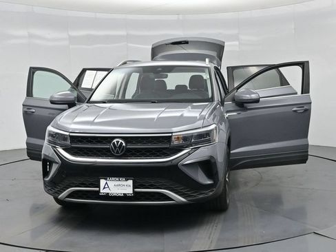 Used 2023 Volkswagen Taos SE w/ Panoramic Sunroof Package AWD/4WD image 34