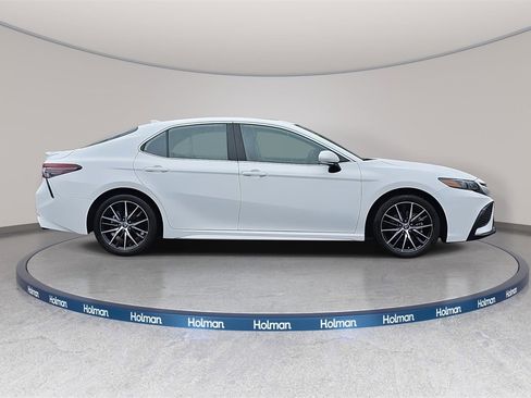 Used 2024 Toyota Camry SE image 5