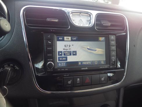 Used 2011 Chrysler 200 Limited FWD image 9
