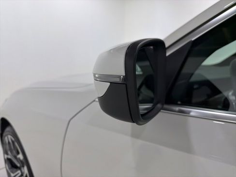 Used 2025 BMW 330i xDrive Sedan w/ Convenience Package image 9