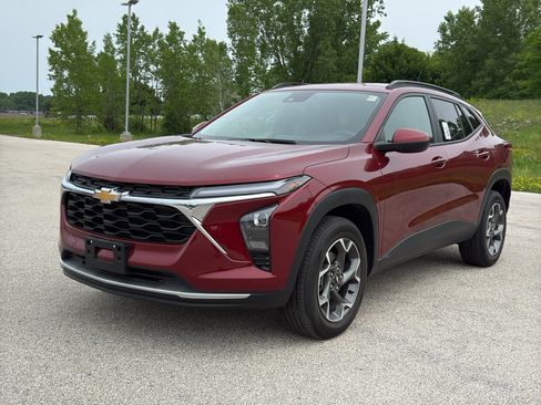 Used 2024 Chevrolet Trax LT w/ Driver Confidence Package FWD image 2
