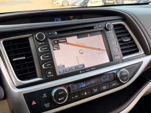 Used 2019 Toyota Highlander Limited Platinum FWD image 37