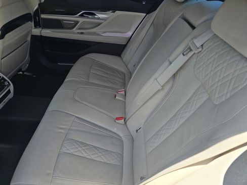 Used 2022 BMW 740i w/ Premium Package RWD image 11