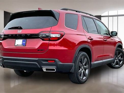 Used 2025 Honda Pilot Sport image 6