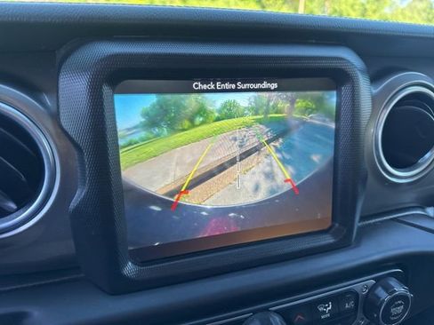 Used 2018 Jeep Wrangler Unlimited Sahara AWD/4WD image 19