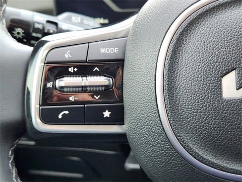 Certified 2025 Kia Sorento SX image 29