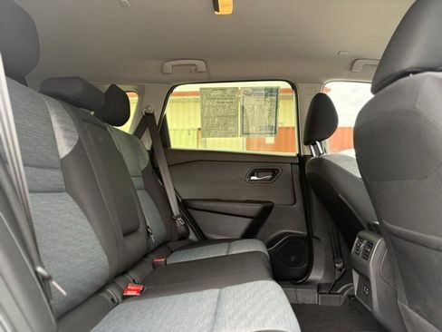 Used 2023 Nissan Rogue SV image 15