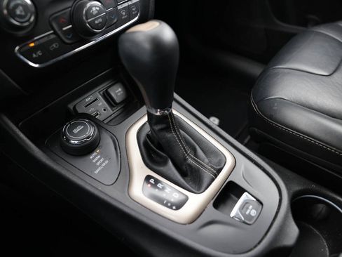 Used 2017 Jeep Cherokee Limited AWD/4WD image 28