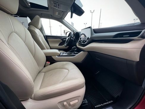 Used 2020 Toyota Highlander Limited image 26