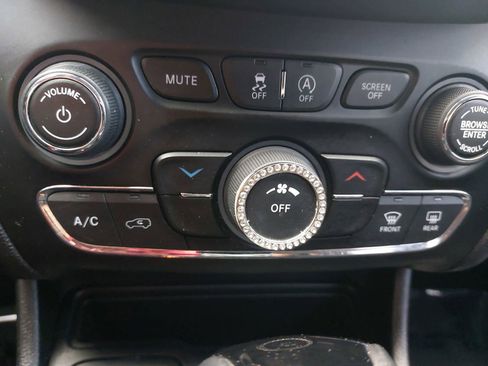 Used 2020 Jeep Cherokee Latitude Plus image 21