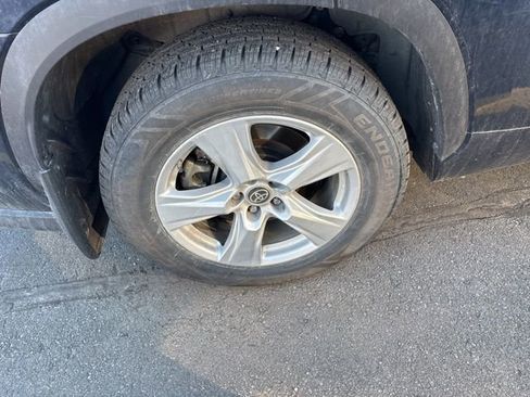 Used 2021 Toyota Highlander LE image 8