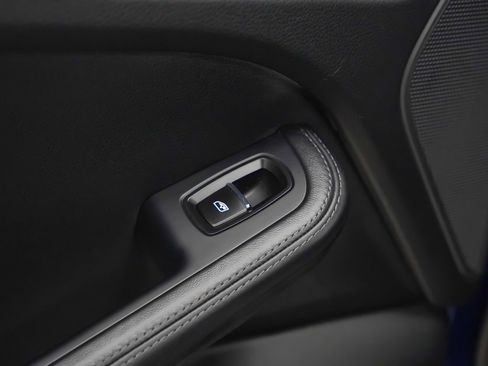 Certified 2025 Porsche Macan image 16